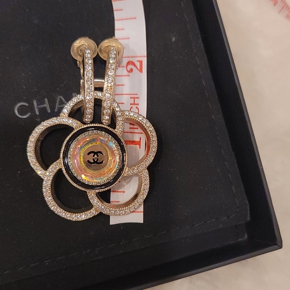 💥SOLD @ GET_YOUR_LUXE_ON💥CHANEL crystal earrings - Picture 6 of 14